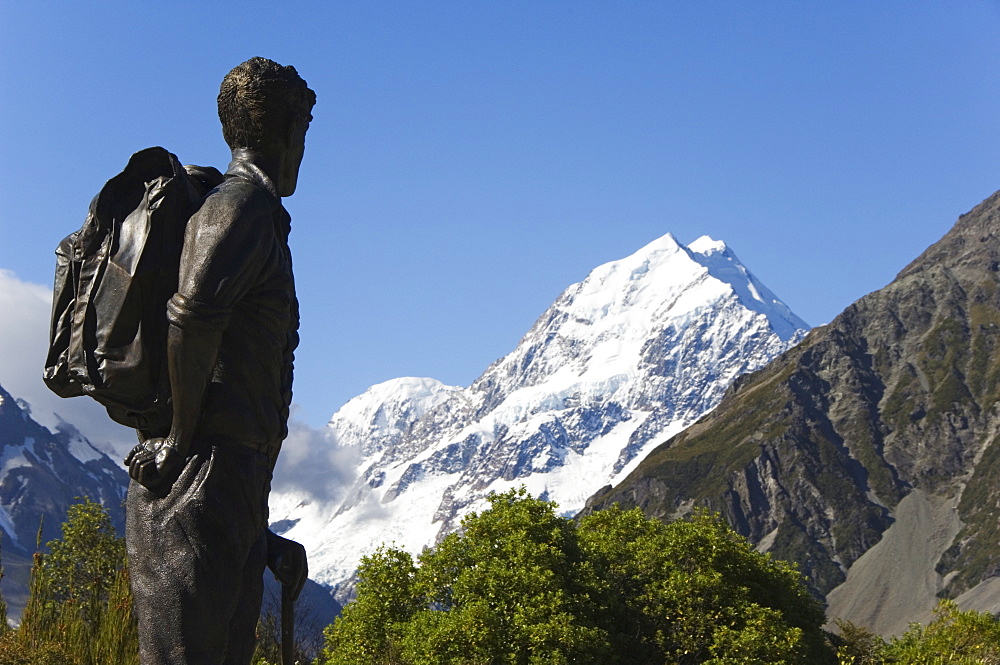 A statue of Sir Edmund Hillary, the first man to climb Mount Everest, in front of the Hermitage Hotel and Aoraki (Mount Cook), 3755m, the highest peak in New Zealand, Te Wahipounamu UNESCO World Heritage Site, Aoraki (Mount Cook) National Park, Southern Alps, Mackenzie Country, South Island, New Zealand, Pacific