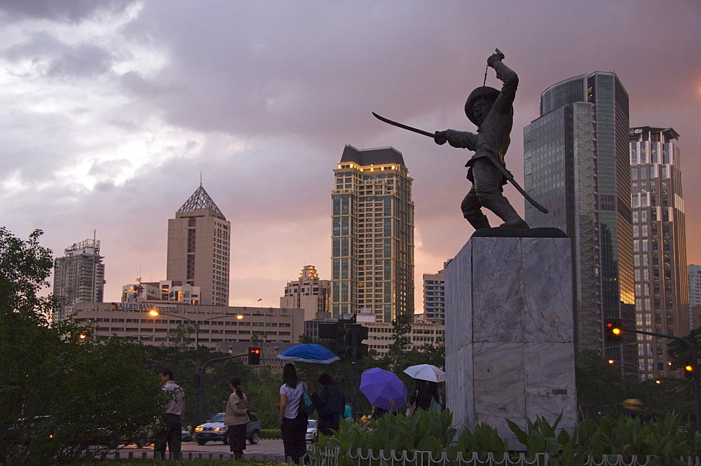 Monument of Soldier and city skyline at sunset, Makati Business District, Manila, Philippines, Southeast Asia, Asia