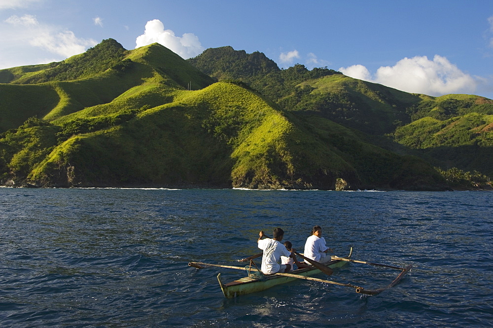 Spectacular coastal scenery and small fishing boat, Camarines Sur, Caramoan National Park, Bicol Province, southeast Luzon, Philippines, Southeast Asia, Asia