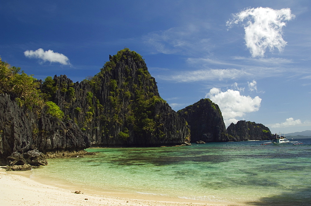 Miniloc Island, Big Lagoon, limestone rock formations and white sand beach, Bacuit Bay, El Nido Town, Palawan Province, Philippines, Southeast Asia, Asia