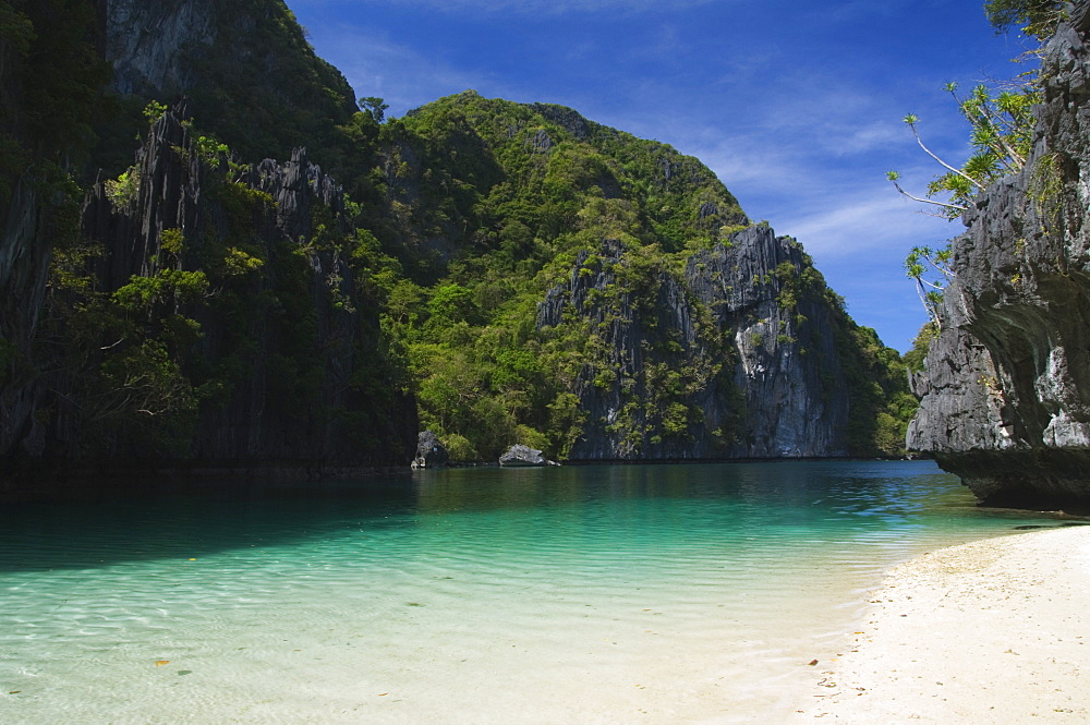 Miniloc Island, Big Lagoon, limestone rock formations and white sand beach, Bacuit Bay, El Nido Town, Palawan Province, Philippines, Southeast Asia, Asia