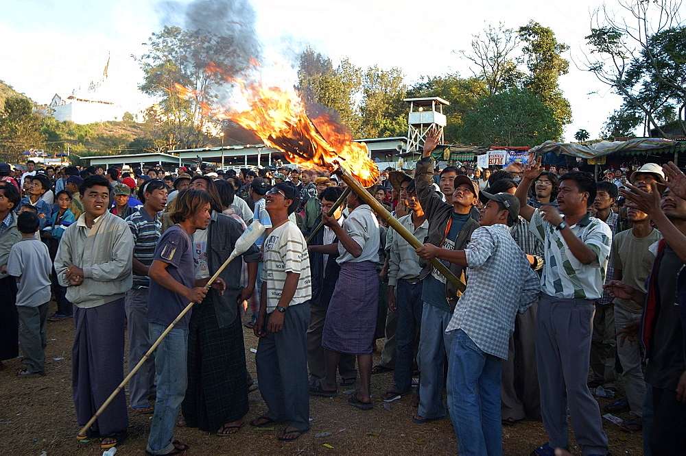 Taunggi hot air balloon festival, Taunggi, Myanmar (Burma), Asia