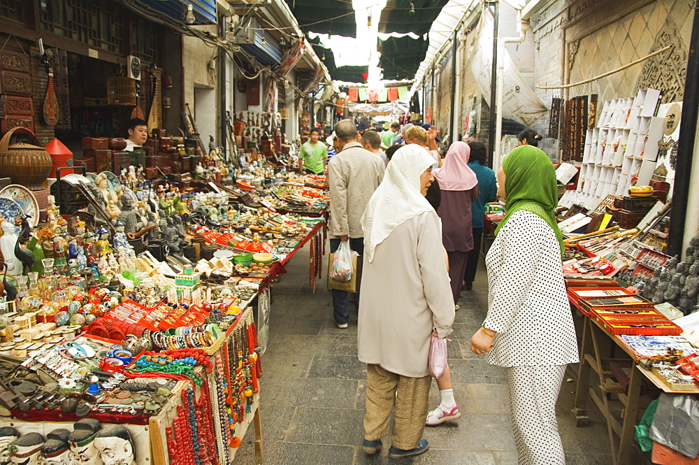 Tourist market in the Muslim Quarter home to the city's Hui community, Xian City, Shaanxi Province, China, Asia