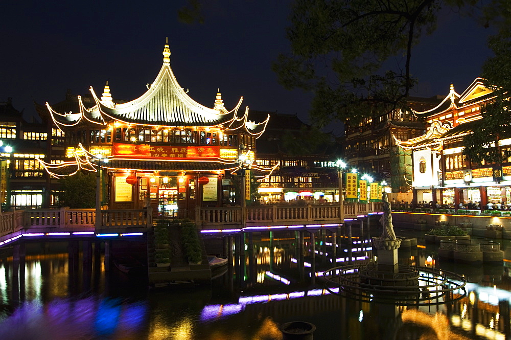 Yuyuan (Yu yuan) Garden Bazaar buildings founded by Ming dynasty Pan family illuminated in the Old Chinese city district, Shanghai, China, Asia