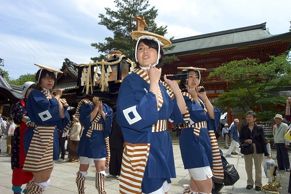 Traditional dress and procession for tea ceremony, Yasaka jinja shrine, Kyoto, Honshu island, Japan, Asia