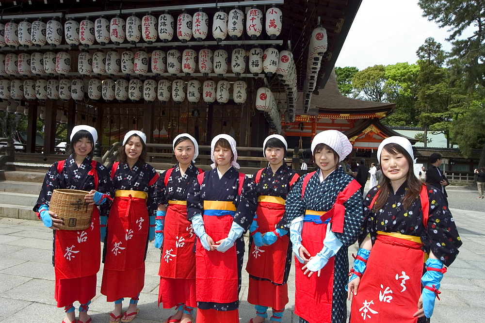 Traditional dress and procession for tea ceremony, Yasaka jinja shrine, Kyoto, Honshu island, Japan, Asia