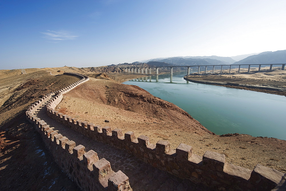 Great Wall of China, UNESCO World Heritage Site, and the Yellow River in the Tengger desert at Shapotou near Zhongwei, Ningxia Province, China, Asia