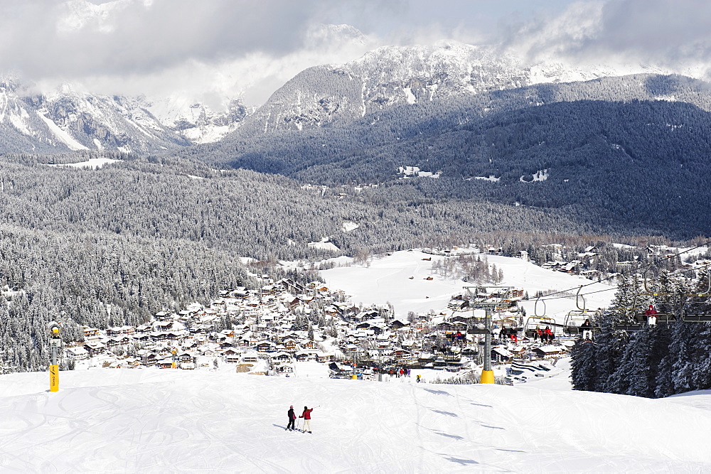 Skiers on a piste above Seefeld village, Seefeld, the Tyrol, Austria, Europe