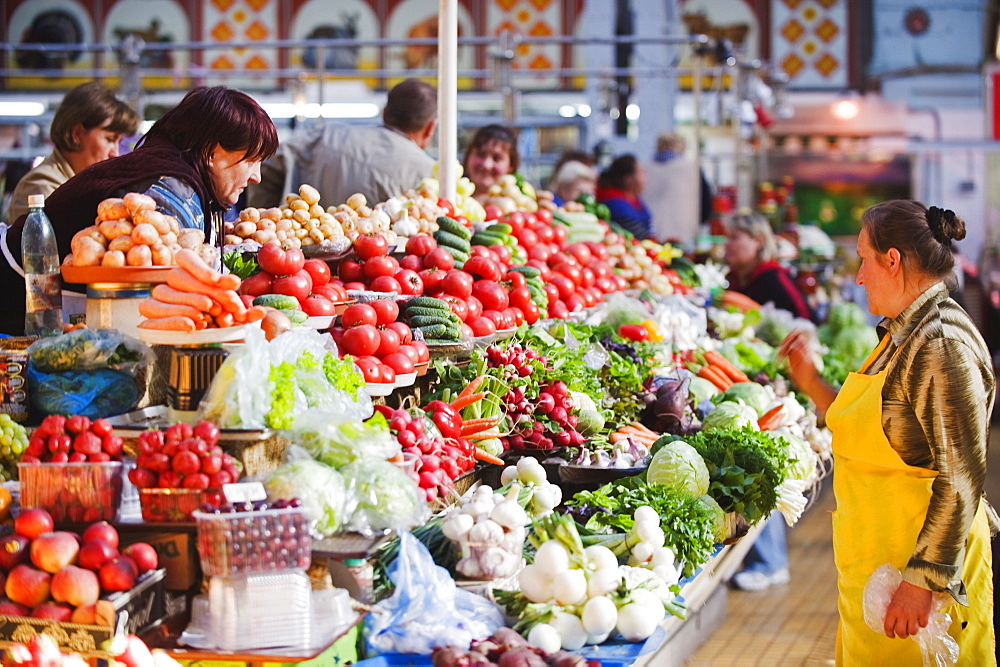 Fruit and vegetable stands, Bessarabsky Rynok market, Kiev, Ukraine, Europe