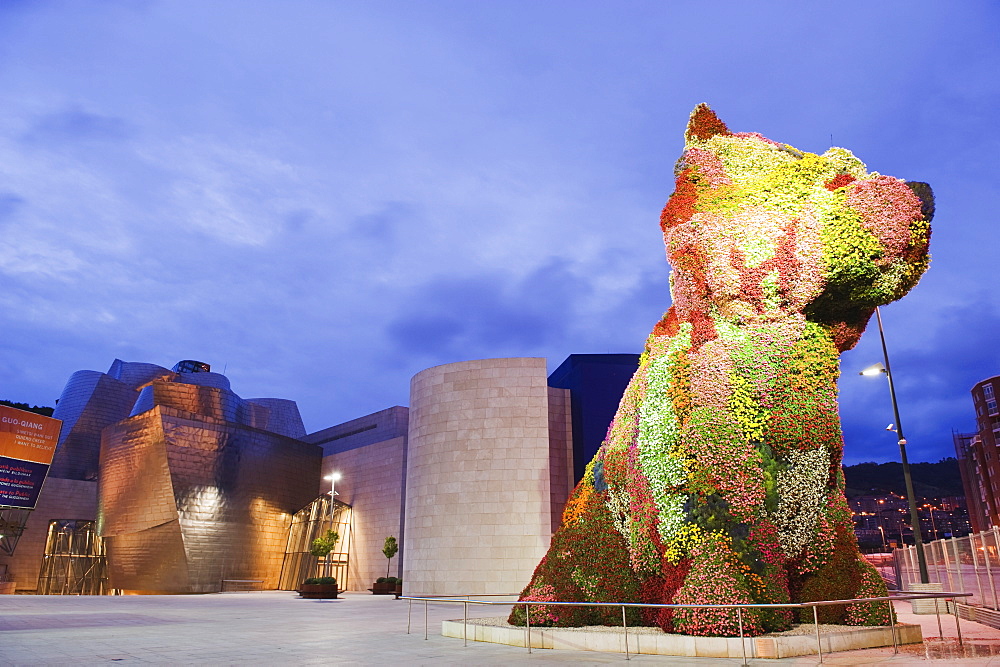 The Guggenheim, designed by architect Frank Gehry, and Puppy, the dog flower sculpture by Jeff Koons, Bilbao, Basque country, Spain, Europe