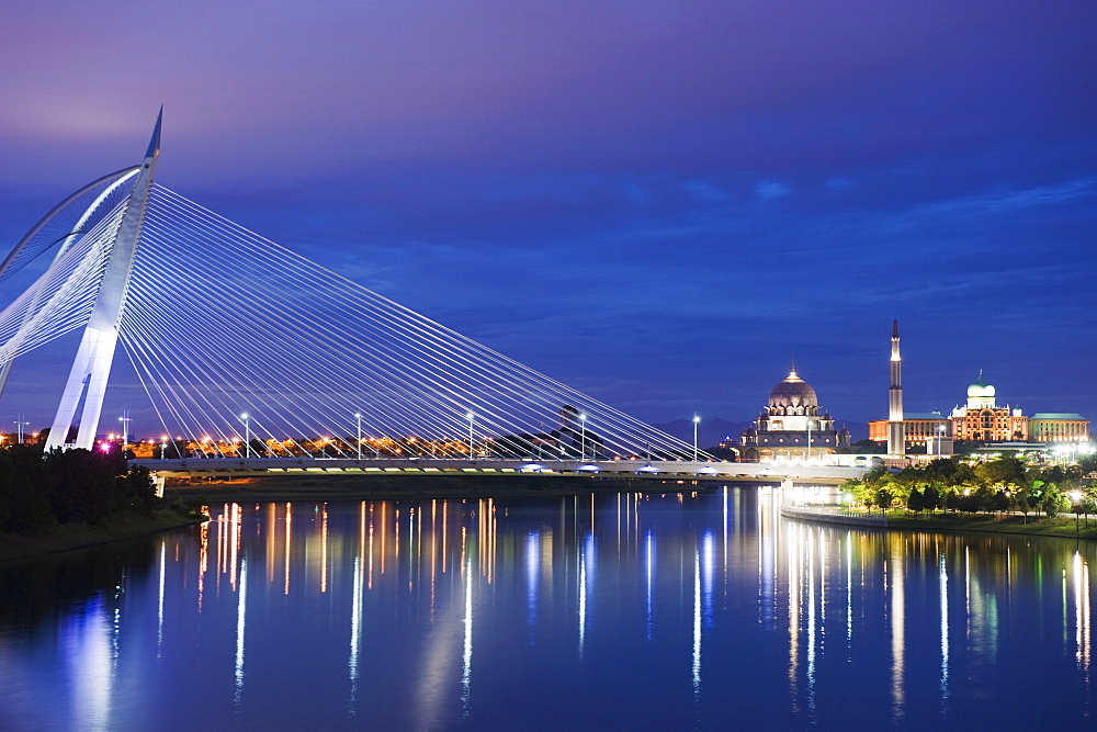 Seri Wawasan Bridge, Putra Mosque, Putrajaya, Malaysia, Southeast Asia, Asia