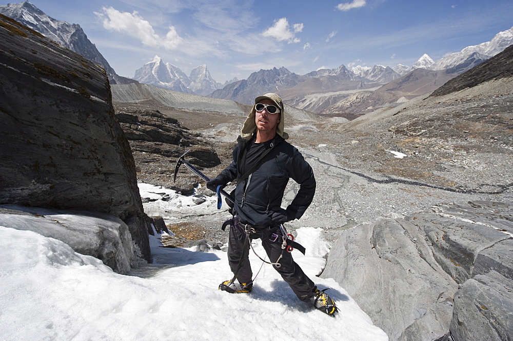 Climber on an ice wall, Chukhung Valley, Solu Khumbu Everest Region, Sagarmatha National Park, Himalayas, Nepal, Asia