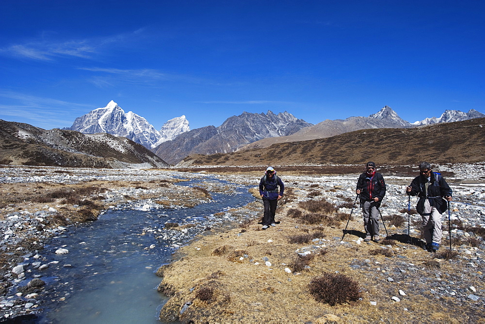 Trekkers in Chukhung Valley, Solu Khumbu Everest Region, Sagarmatha National Park, Himalayas, Nepal, Asia