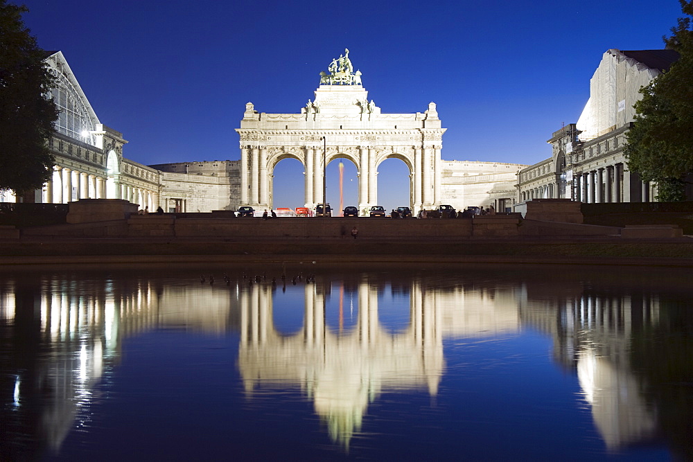 Arcade du Cinquantenaire, arch built in 1880 to celebrate 50 years of Belgian independence, illuminated at night, Brussels, Belgium, Europe