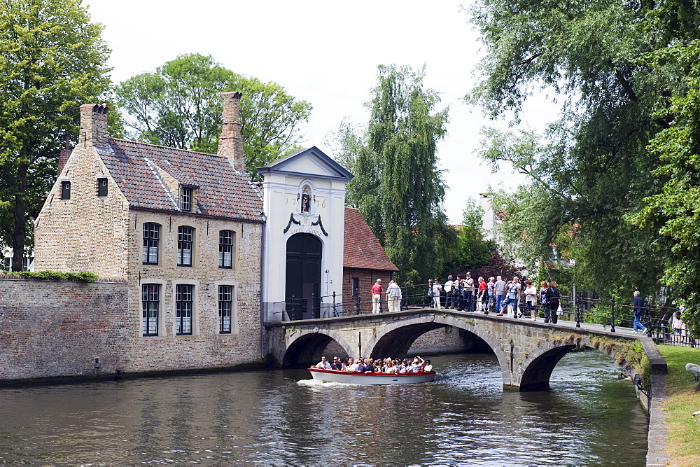 Tourist boat trip on the canal, old town, UNESCO World Heritage Site, Bruges, Flanders, Belgium, Europe