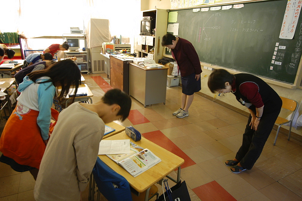 Students bowing to teacher in class, elementary school, Tokyo, Honshu, Japan, Asia