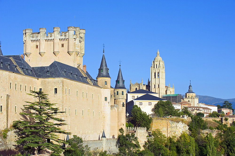 Segovia Castle and Gothic style Segovia Cathedral built in 1577, UNESCO World Heritage Site, Segovia, Madrid, Spain, Europe