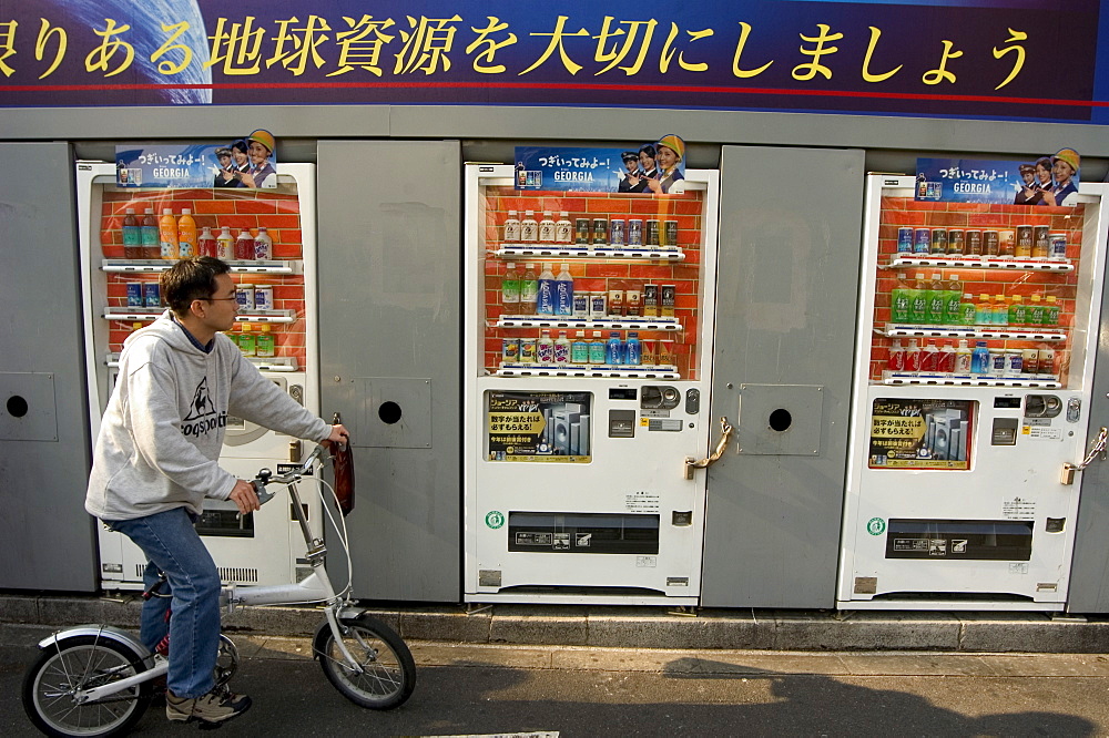 Cyclist, vending machines, Shinjuku, Tokyo, Honshu, Japan, Asia