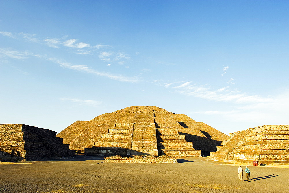 Tourists at the Pyramid of the Moon at Teotihuacan, UNESCO World Heritage Site, Valle de Mexico, Mexico, North America