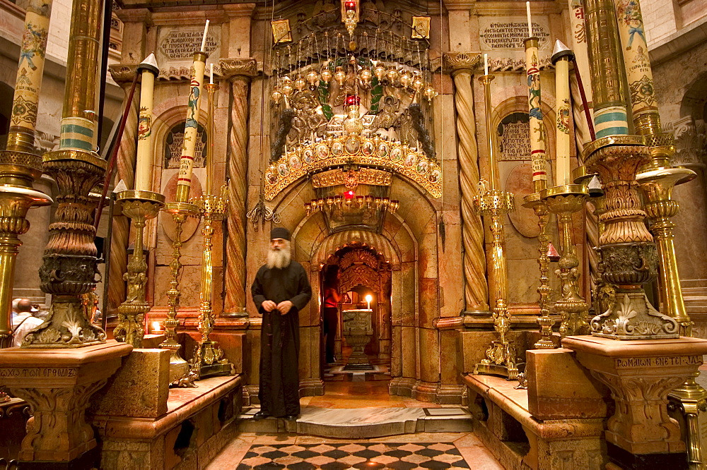 Priest at the tomb of Jesus Christ, Church of the Holy Sepulchre, Old Walled City, Jerusalem, Israel, Middle East