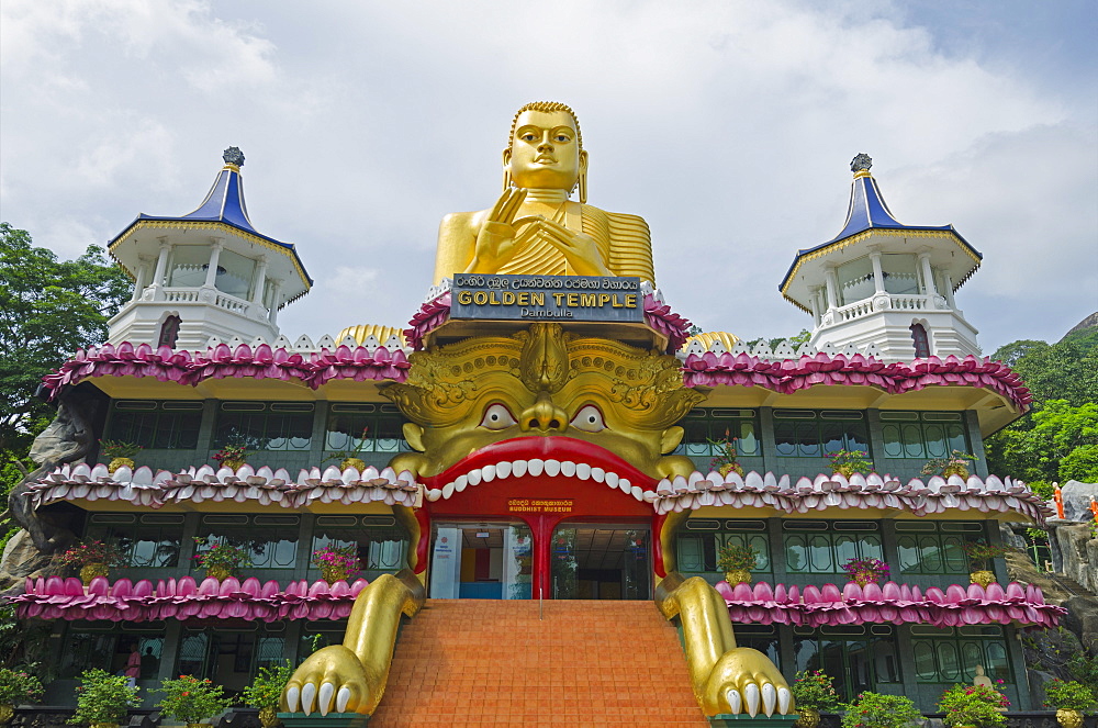 Golden Temple and Golden Temple Buddhist Museum, UNESCO World Heritage Site, Dambulla, North Central Province, Sri Lanka, Asia