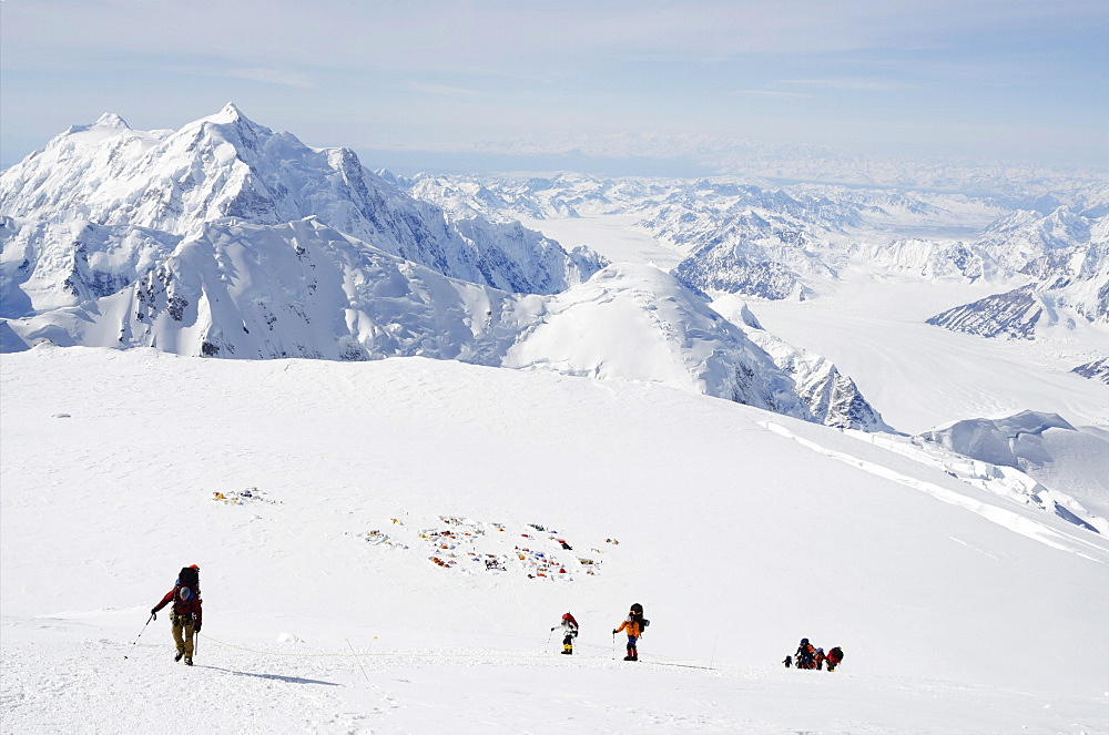 Leaving camp 4, climbing expedition on Mount McKinley, 6194m, Denali National Park, Alaska, United States of America, North America 