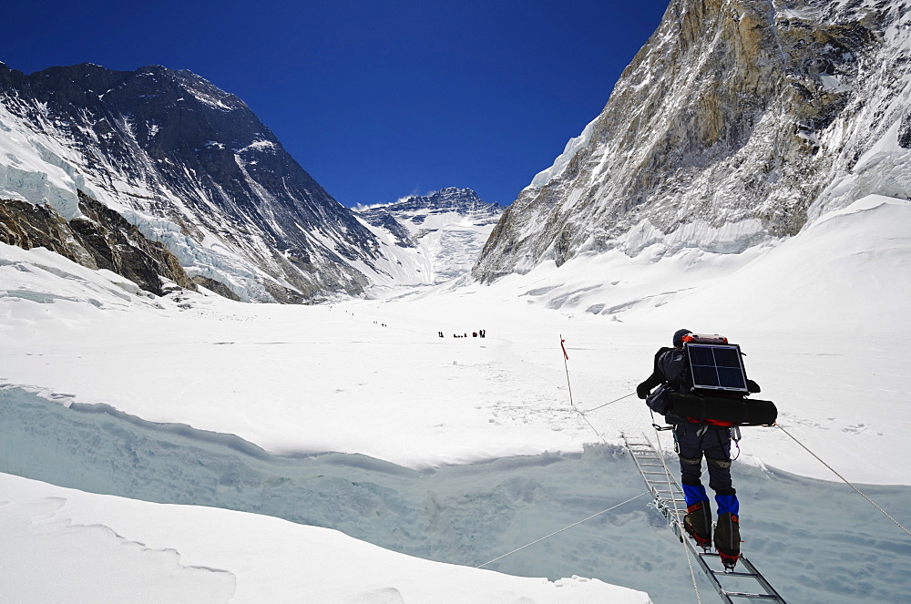 Climbers crossing crevasse and ladder on Mount Everest, Solu Khumbu Everest Region, Sagarmatha National Park, UNESCO World Heritage Site, Nepal, Himalayas, Asia 