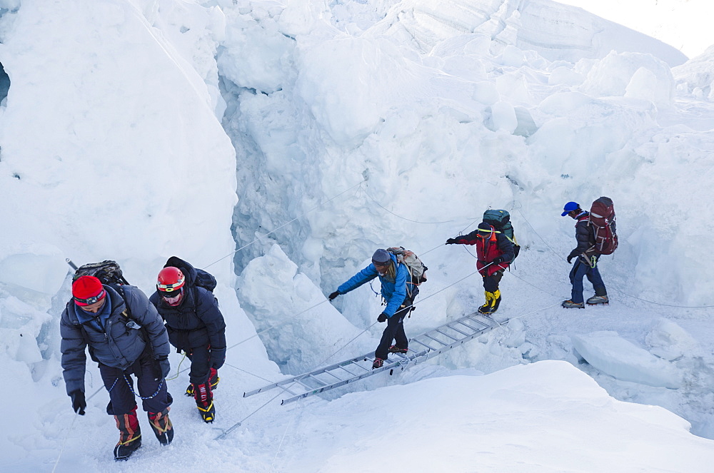 Crossing ladders on the Khumbu icefall on Mount Everest, Solu Khumbu Everest Region, Sagarmatha National Park, UNESCO World Heritage Site, Nepal, Himalayas, Asia 