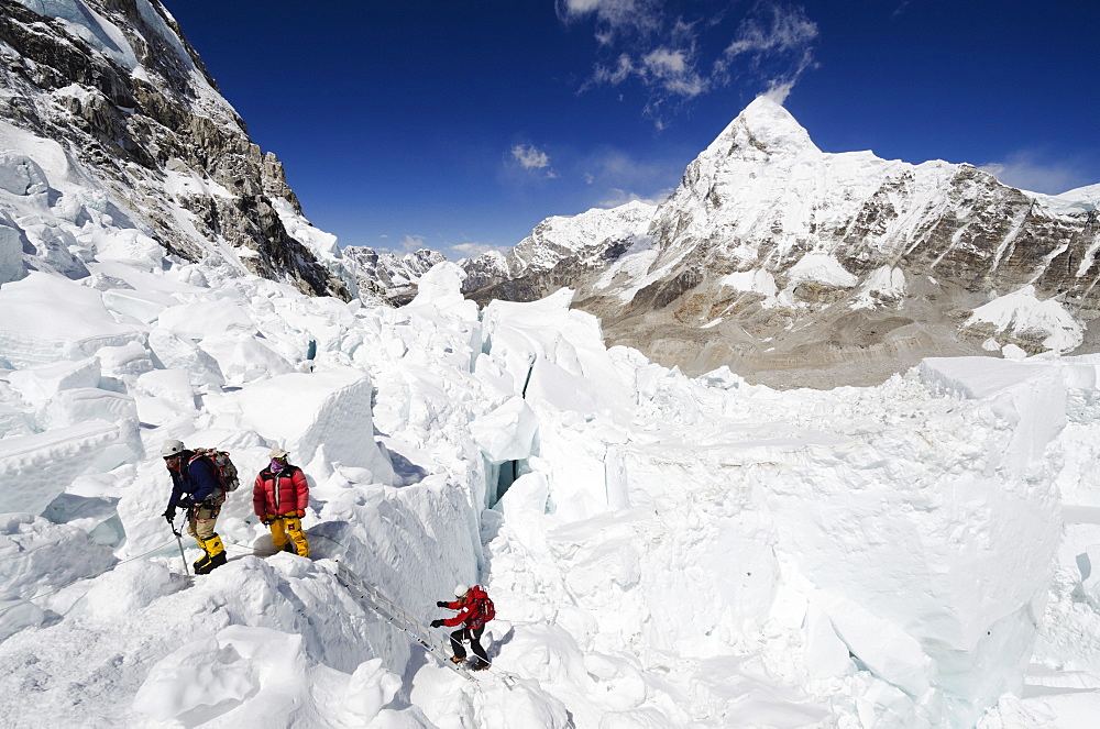 Climbers in the Khumbu icefall, Mount Everest, Solu Khumbu Everest Region, Sagarmatha National Park, UNESCO World Heritage Site, Nepal, Himalayas, Asia 