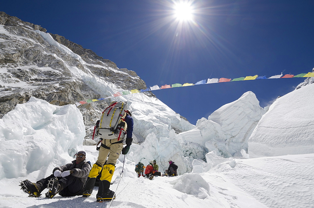 Climbers in the Khumbu icefall, Mount Everest, Solu Khumbu Everest Region, Sagarmatha National Park, UNESCO World Heritage Site, Nepal, Himalayas, Asia 