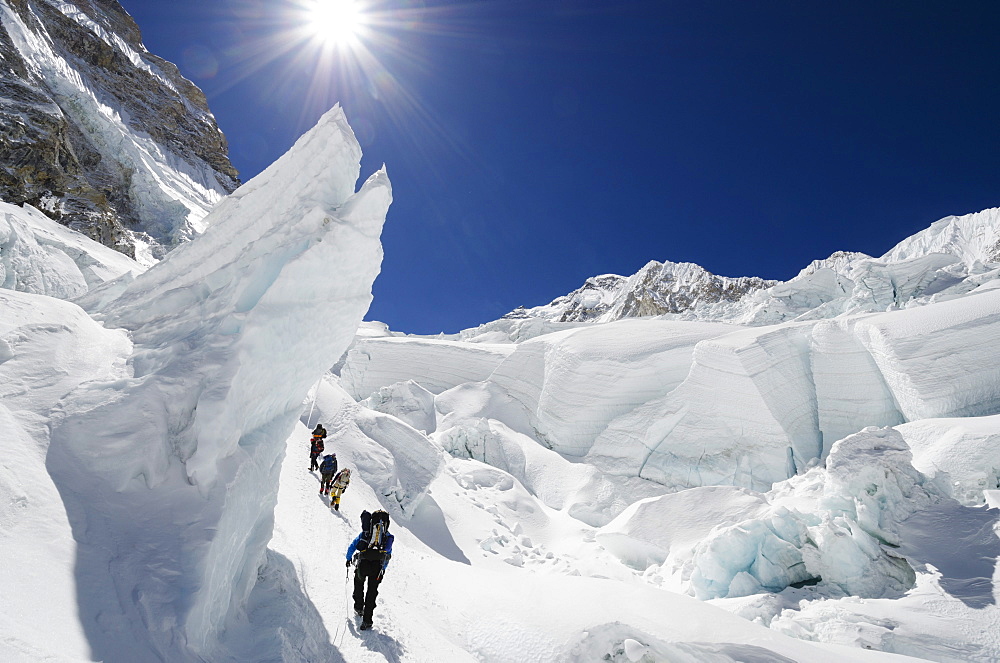 Climbers in the Khumbu icefall, Mount Everest, Solu Khumbu Everest Region, Sagarmatha National Park, UNESCO World Heritage Site, Nepal, Himalayas, Asia 