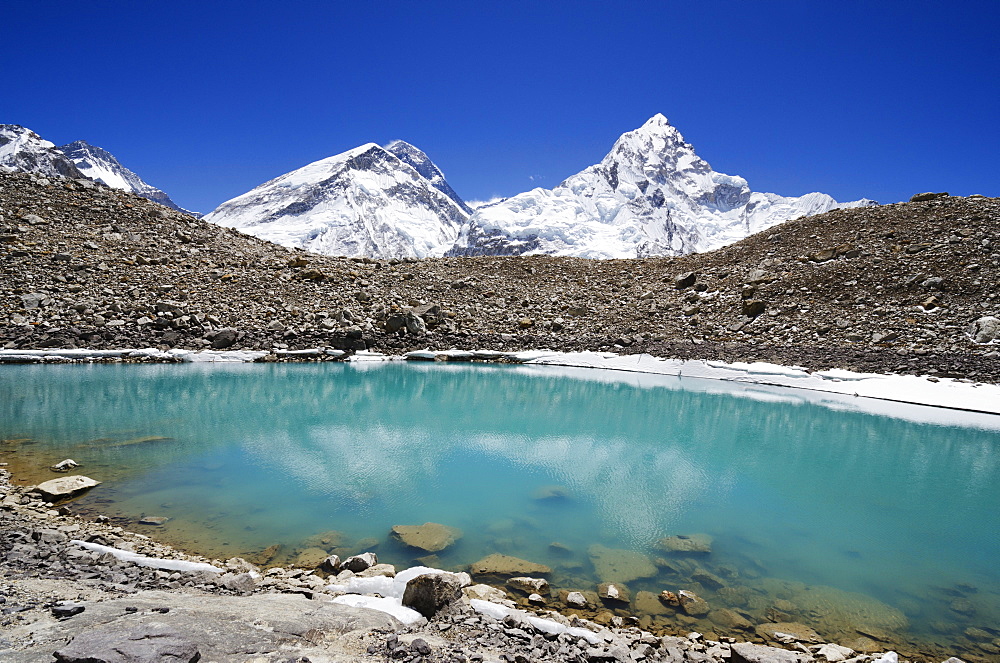 Mount Everest, 8850m, and glacial lake, Solu Khumbu Everest Region, Sagarmatha National Park, UNESCO World Heritage Site, Nepal, Himalayas, Asia 