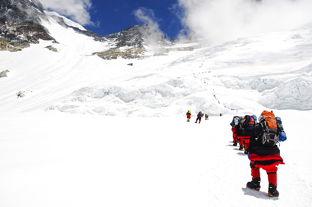 Climbers on the Lhotse Face at 7000m on Mount Everest, Solu Khumbu Everest Region, Sagarmatha National Park, UNESCO World Heritage Site, Nepal, Himalayas, Asia 