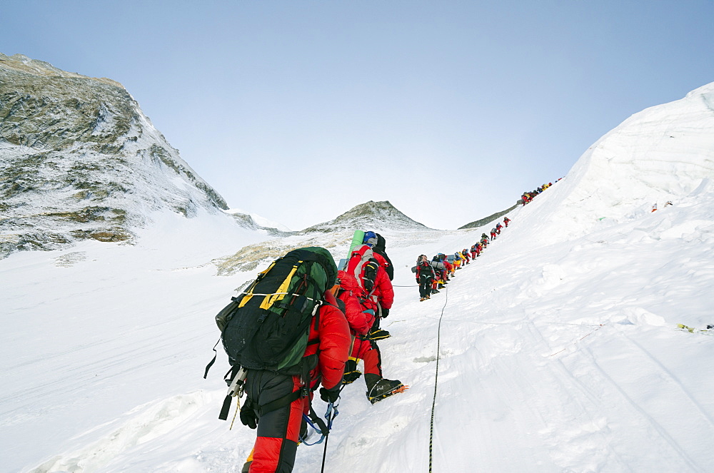 A line of climbers on the Lhotse Face, Mount Everest, Solu Khumbu Everest Region, Sagarmatha National Park, UNESCO World Heritage Site, Nepal, Himalayas, Asia 