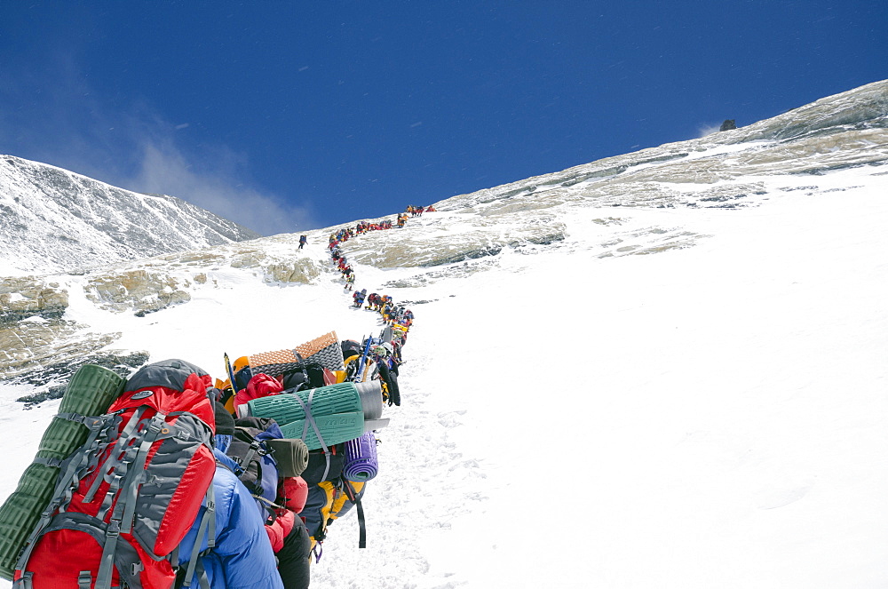 A line of climbers on the Lhotse Face, Mount Everest, Solu Khumbu Everest Region, Sagarmatha National Park, UNESCO World Heritage Site, Nepal, Himalayas, Asia