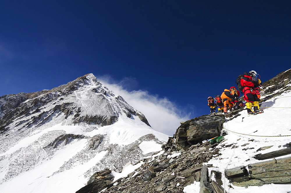 Climbers on the Geneva Spur, Solu Khumbu Everest Region, Sagarmatha National Park, UNESCO World Heritage Site, Nepal, Himalayas, Asia 