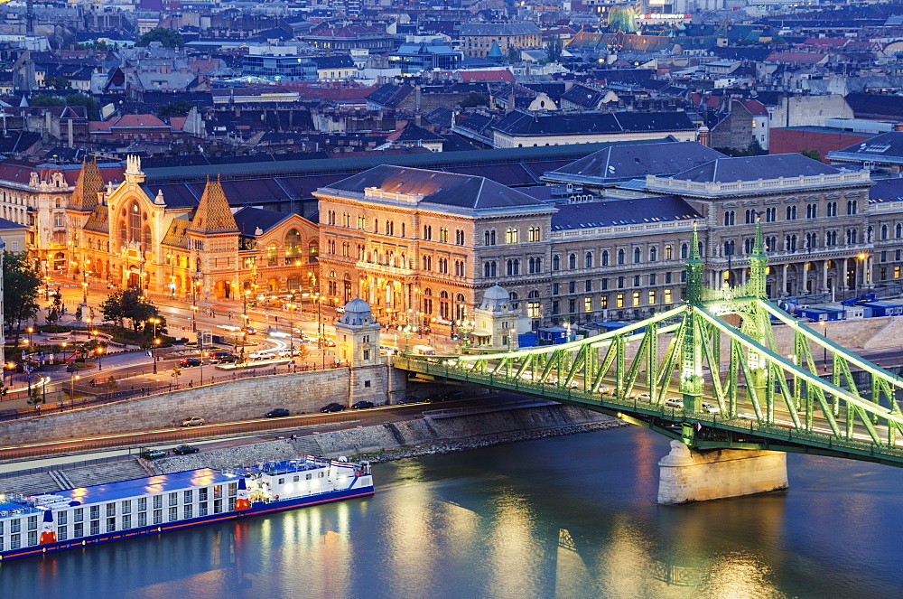 Great Market building, Independence Bridge, Banks of the Danube, UNESCO World Heritage Site, Budapest, Hungary, Europe