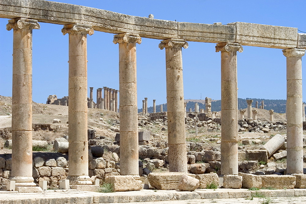 Cardo Maximus colonnaded street, Roman city, Jerash, Jordan, Middle East