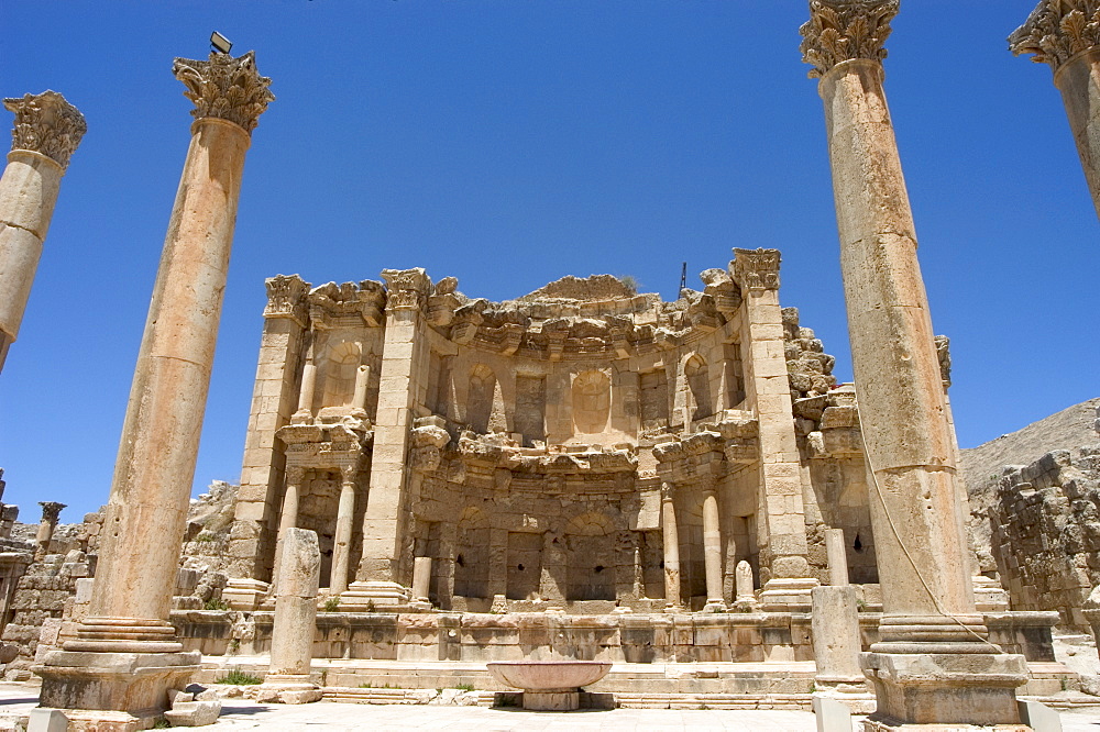 Propylaeum, gateway to the Temple of Artemis, Roman city, Jerash, Jordan, Middle East