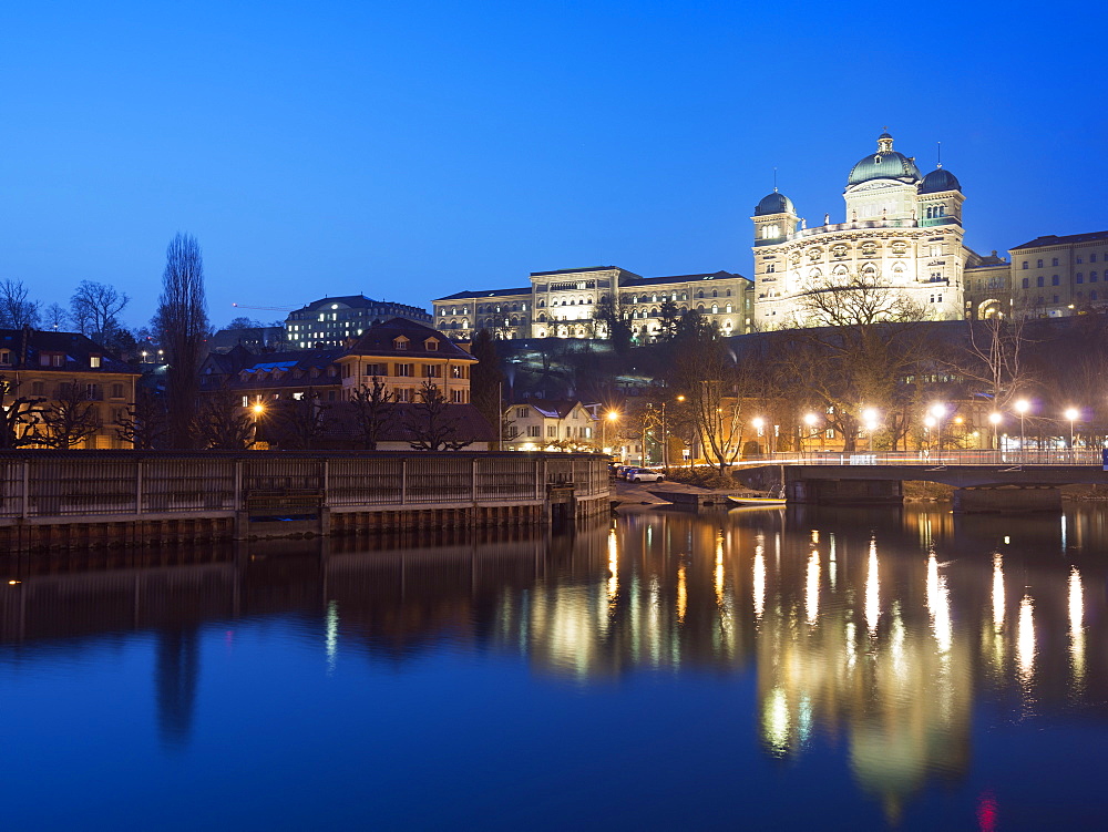 Bundeshauser (Houses of Parliament) and River Aar, Bern, Switzerland, Europe