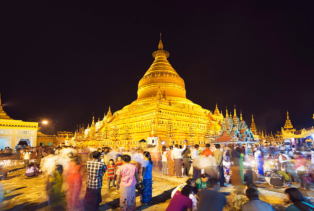 Festival of Light, Shwezigon Paya, Bagan (Pagan), Myanmar (Burma), Asia