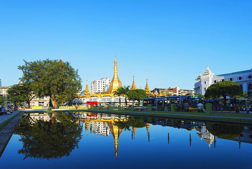 Sule Paya (Sule Pagoda), Yangon (Rangoon), Myanmar (Burma), Asia