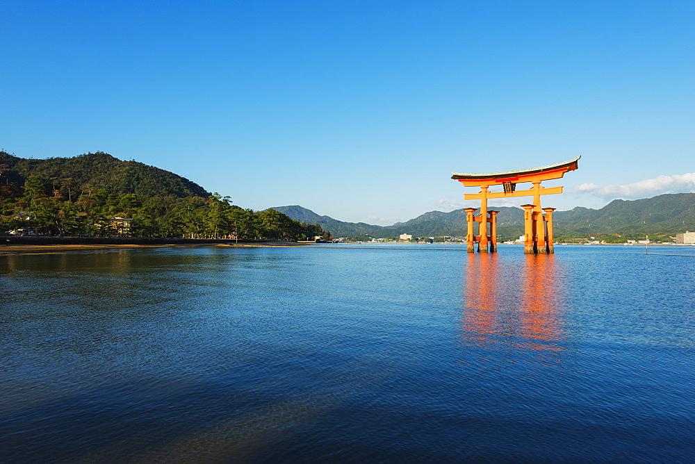 Torii gate of Itsukushima jinja Shinto Shrine, UNESCO World Heritage Site, Miyajima Island, Hiroshima Prefecture, Honshu, Japan, Asia