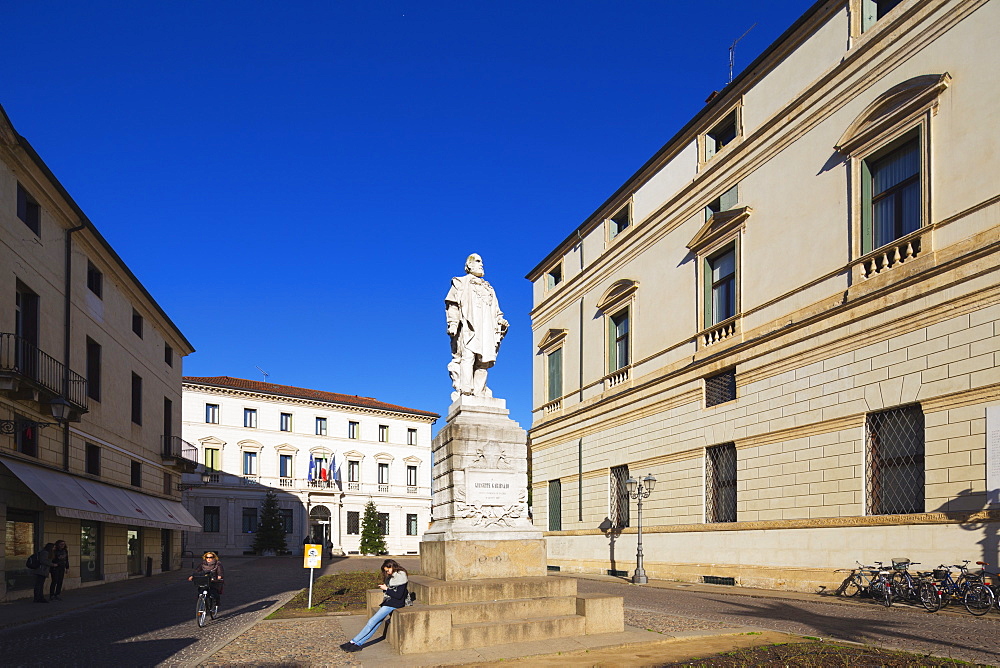 Statue of Guiseppi Garibaldi in Piazza del Castello, UNESCO World Heritage Site, Vicenza, Veneto, Italy, Europe