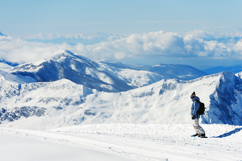 Snowboarder, Gudauri ski resort, Georgia, Caucasus region, Central Asia, Asia