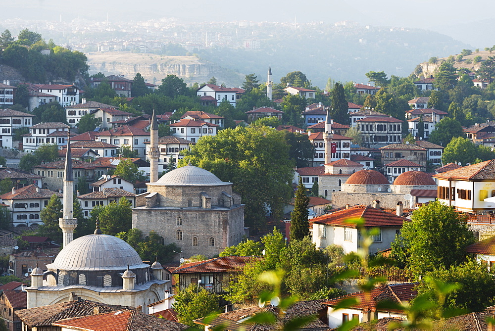 Old Ottoman town houses and Izzet Pasar Cami Mosque, UNESCO World Heritage Site, Safranbolu, Central Anatolia, Turkey, Asia Minor, Eurasia