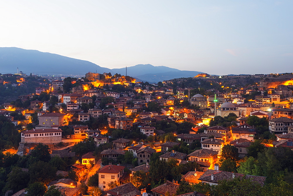 Old Ottoman town houses and Izzet Pasar Cami Mosque, UNESCO World Heritage Site, Safranbolu, Central Anatolia, Turkey, Asia Minor, Eurasia