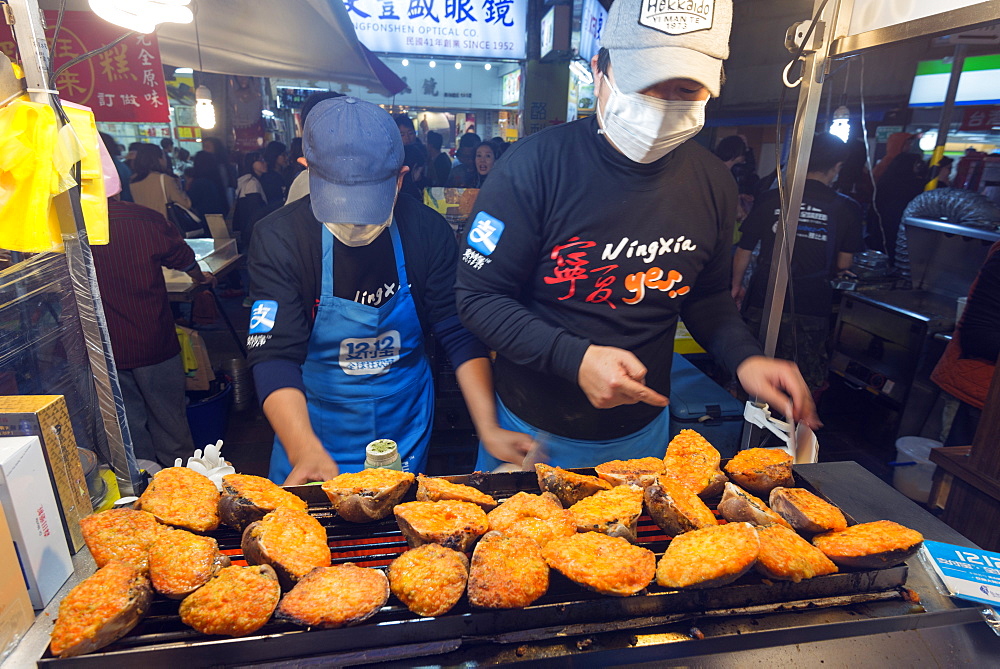 Shellfish and grilled cheese, Ningxia night market, Taipei, Taiwan, Asia