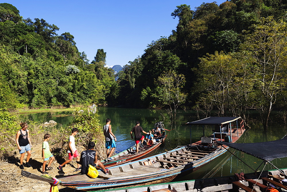 Tourists sightseeing, Ratchaprapa Reservoir, Khao Sok National Park, Surat Thani Province, Thailand, Southeast Asia, Asia