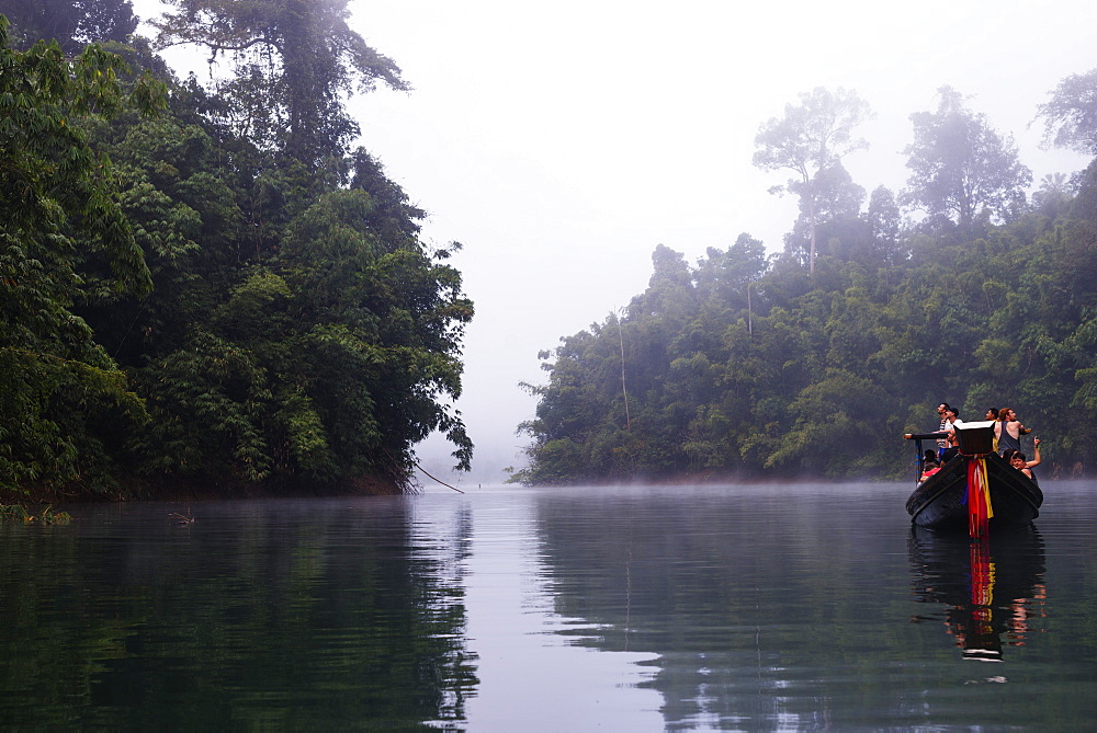 Tourists sightseeing, Ratchaprapa Reservoir, Khao Sok National Park, Surat Thani Province, Thailand, Southeast Asia, Asia